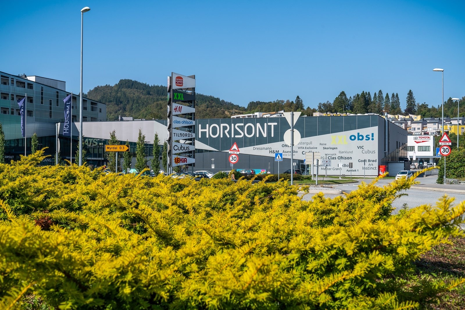 - Åsane Storsenter og Horisont kan tilby alt fra dagligvarebutikker, bibliotek, apotek, blomsterforhandler, restauranter, frisør og mye mer - Galleribilde