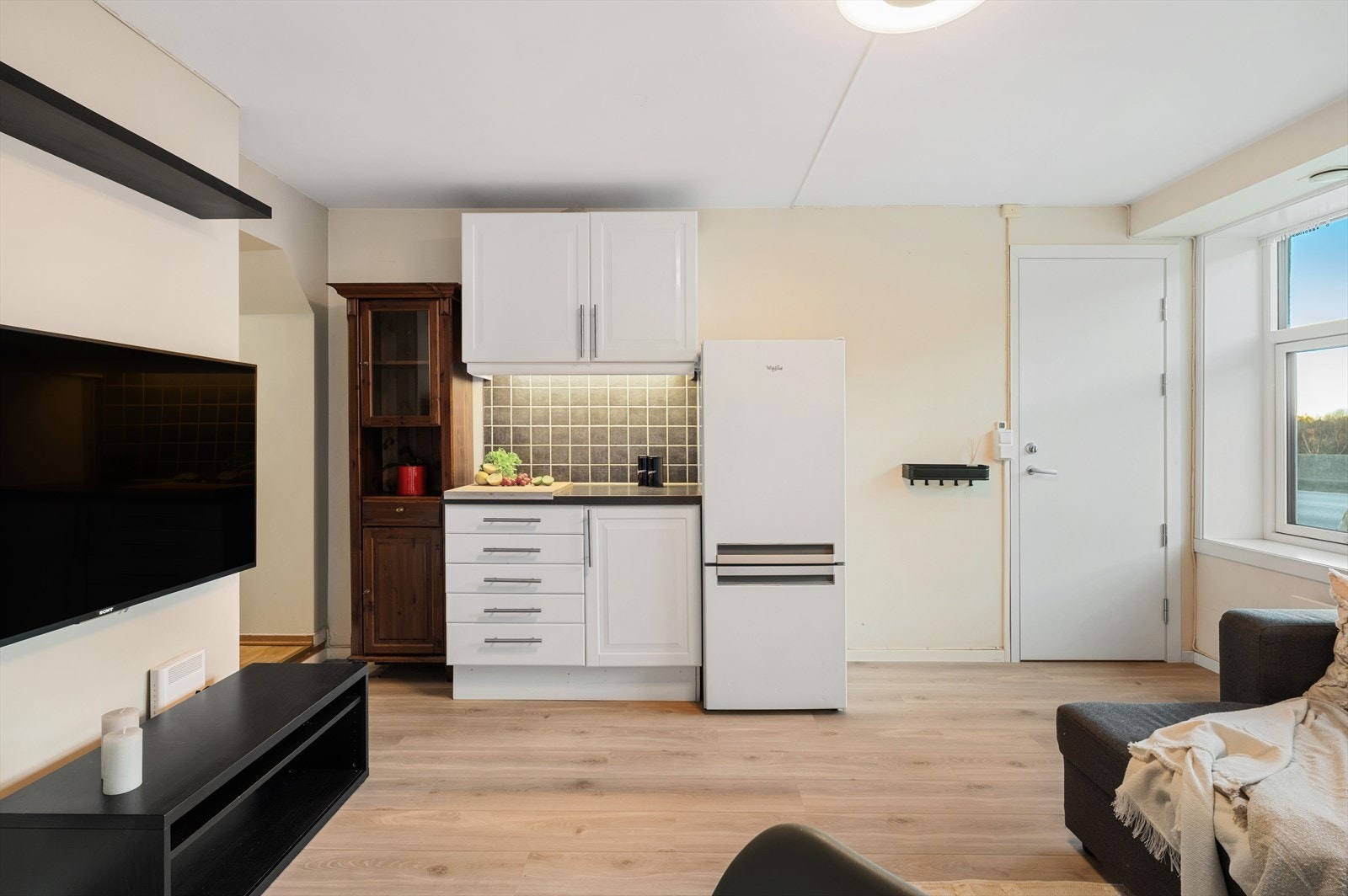 - Kjøkkeninnredning med profilerte fronter og benkeplate i laminat - Galleribilde