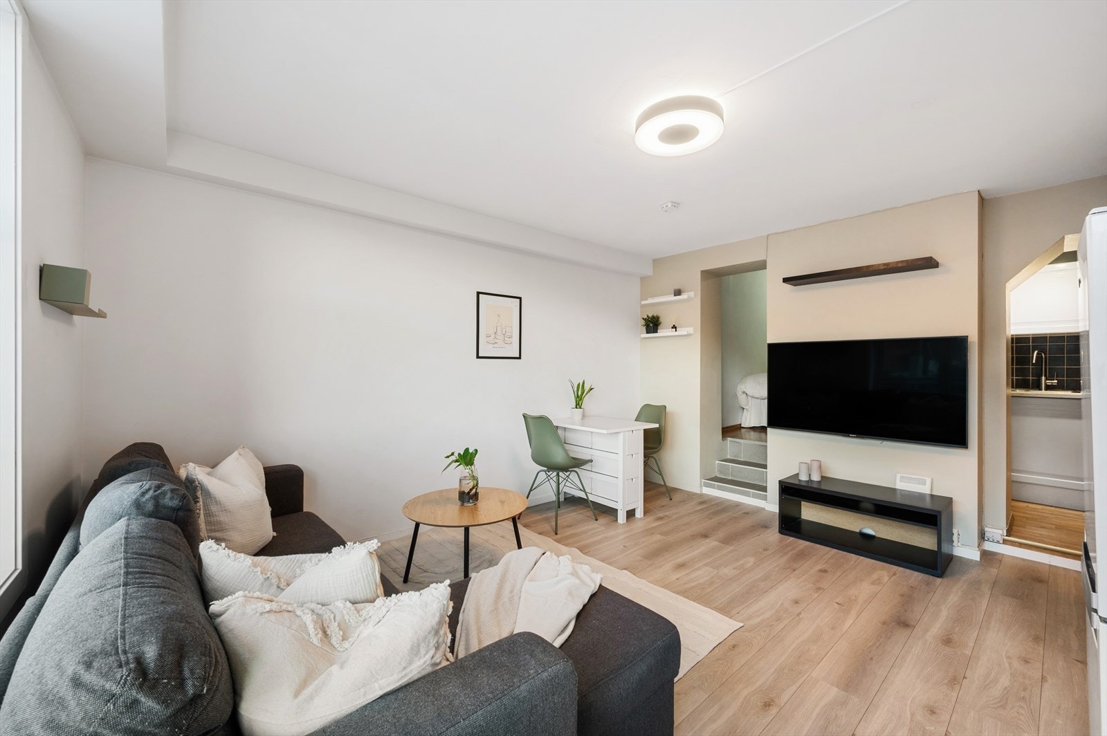 - Leiligheten er malt i delikate fargetoner som gjør det enkelt å sette sitt eget preg - Galleribilde