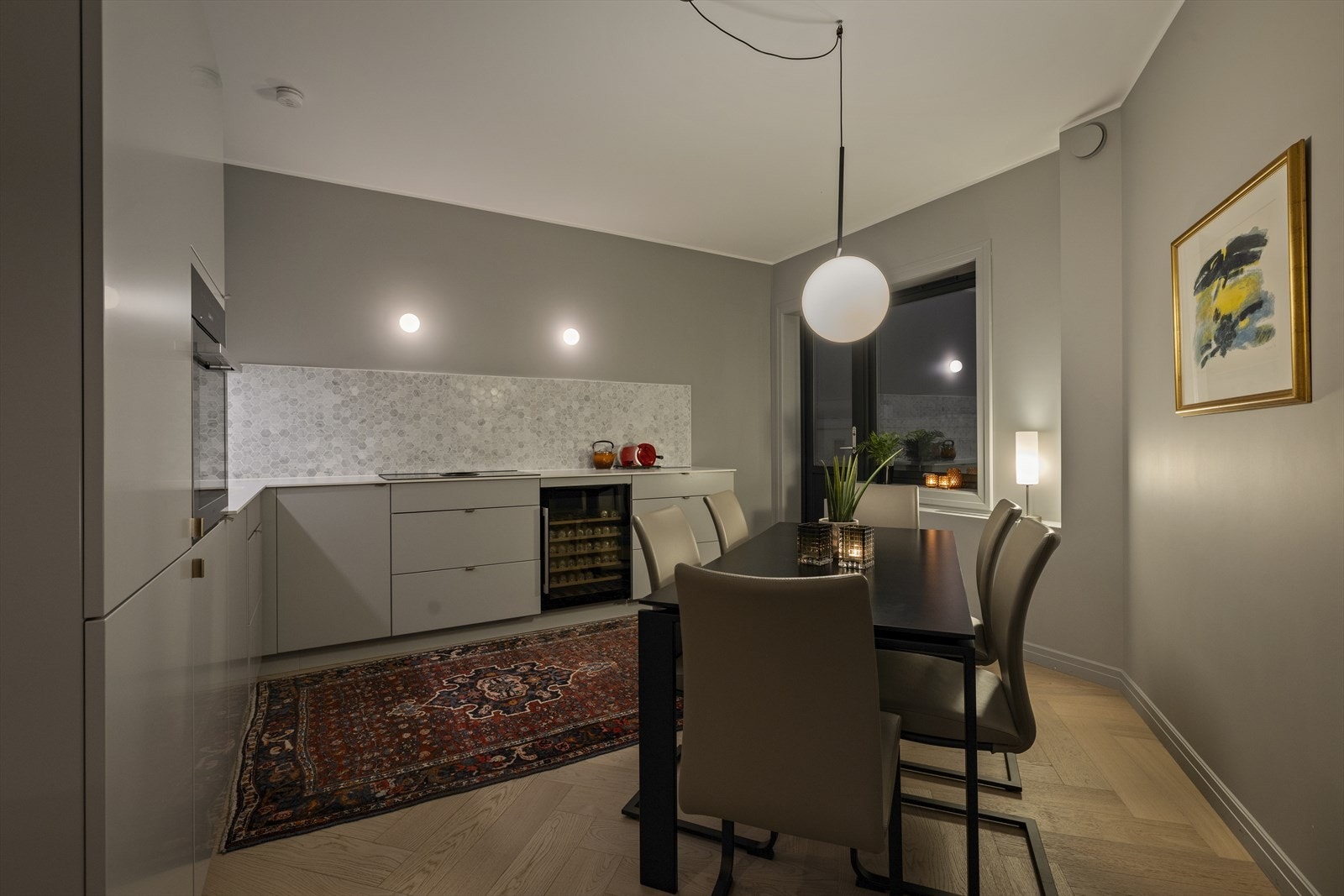 Kveldsstemning på kjøkkenet. Galleribilde