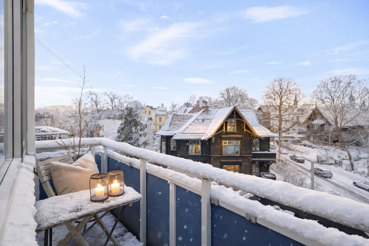 Vinterstemning fra balkongen. I bakgrunnen ser man Holmenkollen. Krusesgate går opp til høyre. Vinterbildet er AI generert. Galleribilde