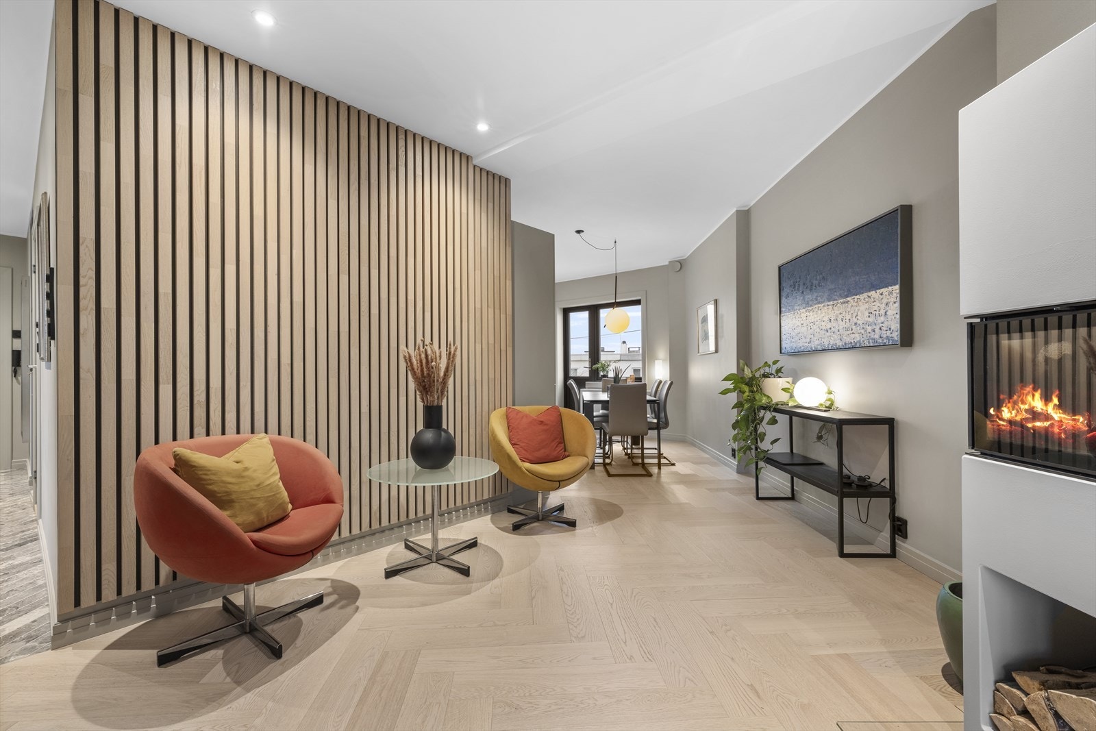 Flott peisovn med glassvegg på 3 sider, flammene kan sees både fra stuen, kjøkkenet og hallen. Galleribilde