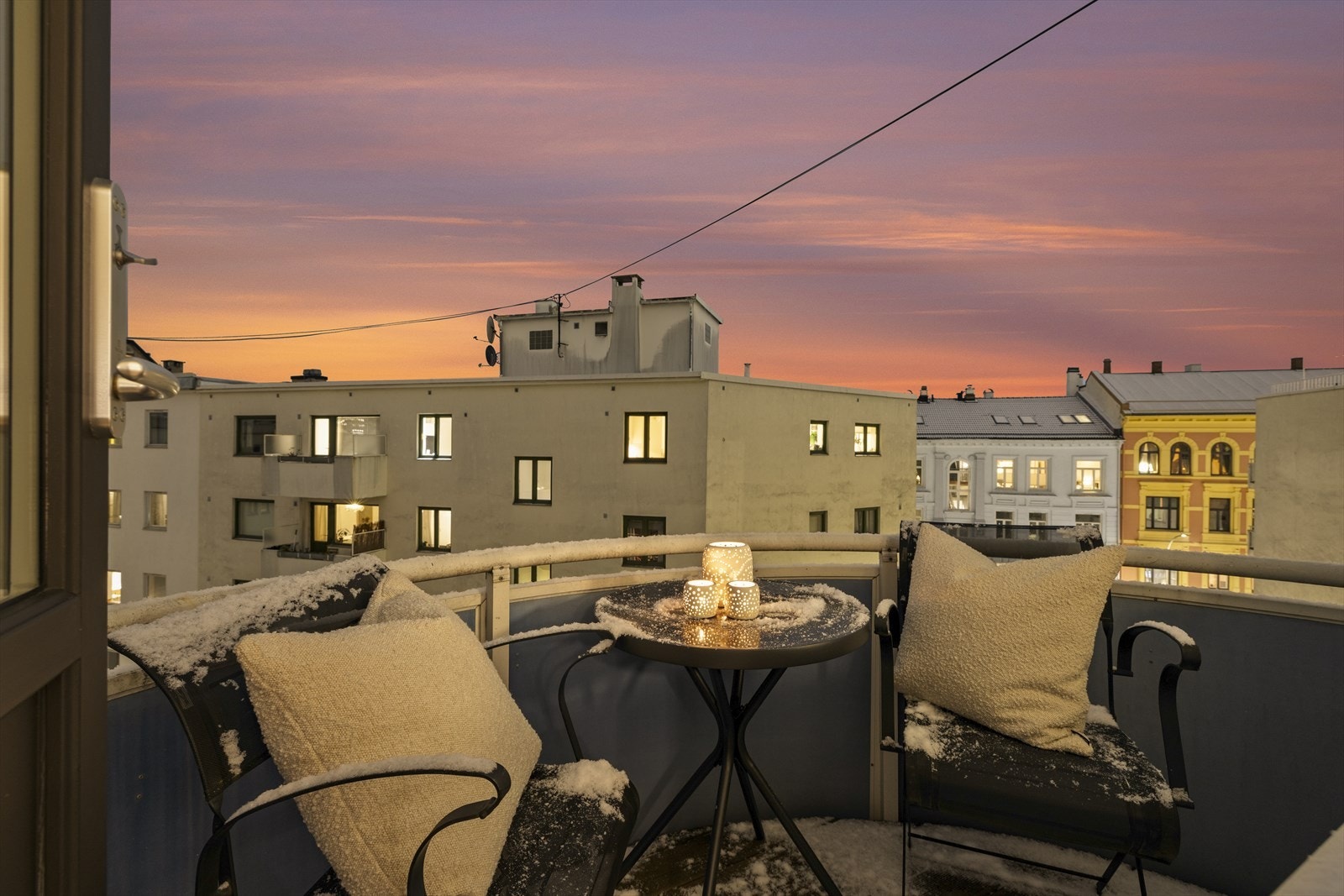 Balkongen med utgang fra kjøkkenet vender mot rolig bakgård. Galleribilde