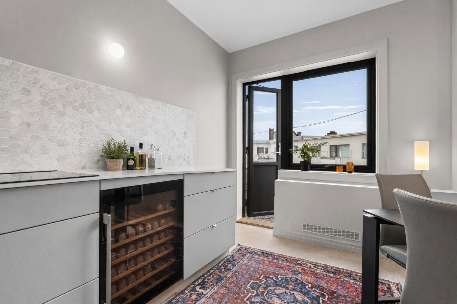 Induksjonstopp med innebygd kullfilter vifte. Fra kjøkkenet er det utgang til balkong med ettermiddagssol. Galleribilde