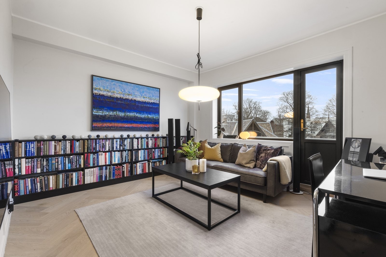 Tv-stue/hovedsoverom med utgang til balkong. Her er det morgensol på sommeren. Galleribilde