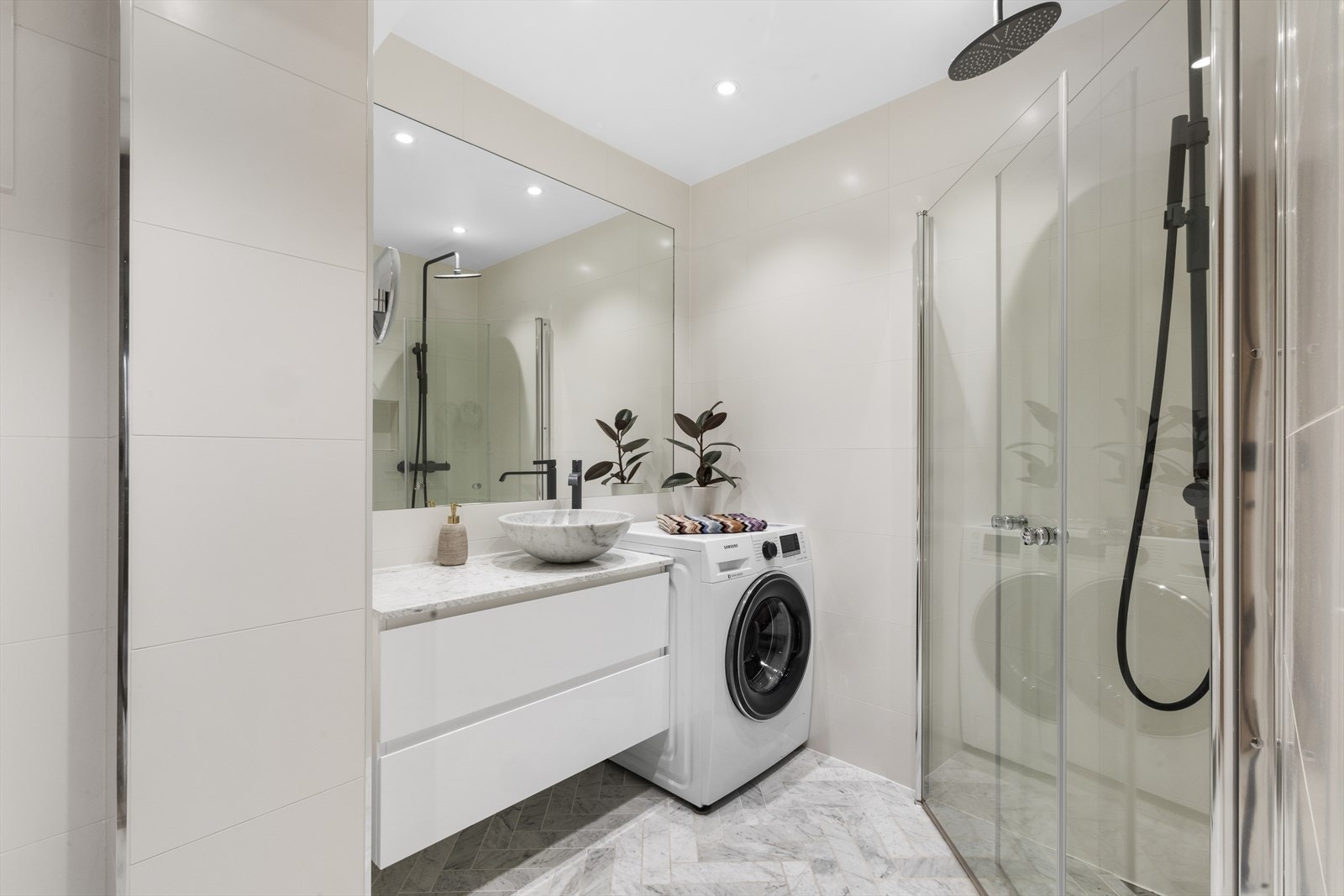 Svært delikat bad med fiskebensfliser i marmor. Innredning fra Tapwell. Galleribilde