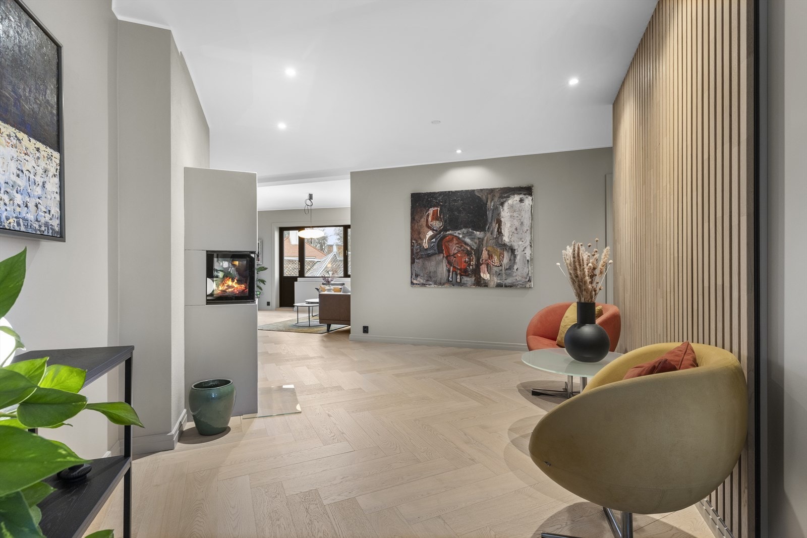 Stuen sett fra kjøkkenet. Legg merke til den stilige spileveggen. Galleribilde