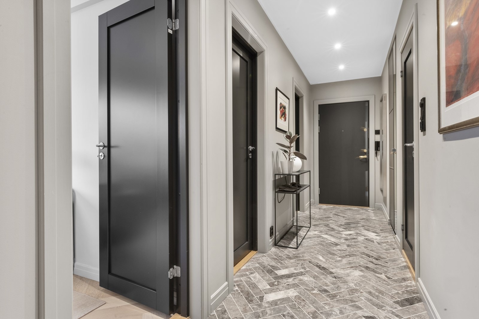 De tre soverommene har adkomst fra entreen. Plassbygget garderobeskap for yttertøy og sko. Galleribilde