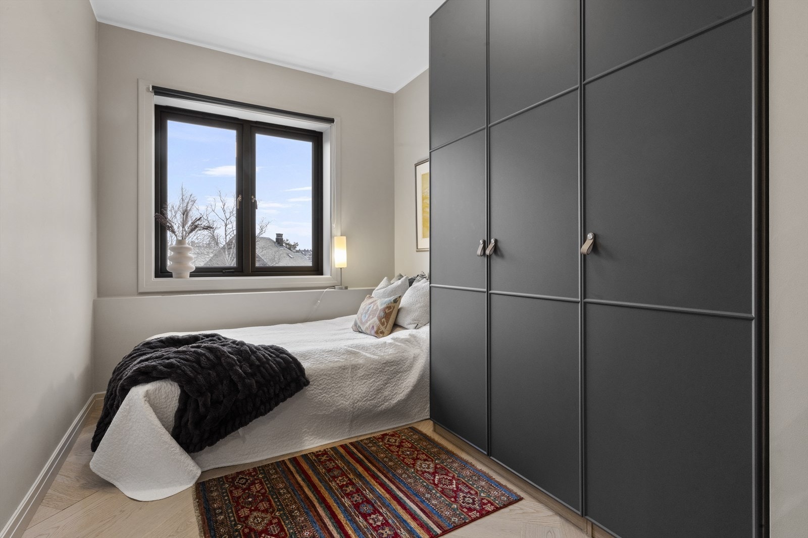 Soverom 1 benyttes i dag som hovedsoverom og har også plassbygget garderobeskap. Galleribilde