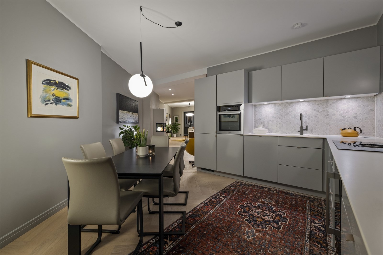 Godt med skap og benkeplass på kjøkkenet. Integrert komfyr, kjøl/frys, oppvaskmaskin og vinskap. Galleribilde