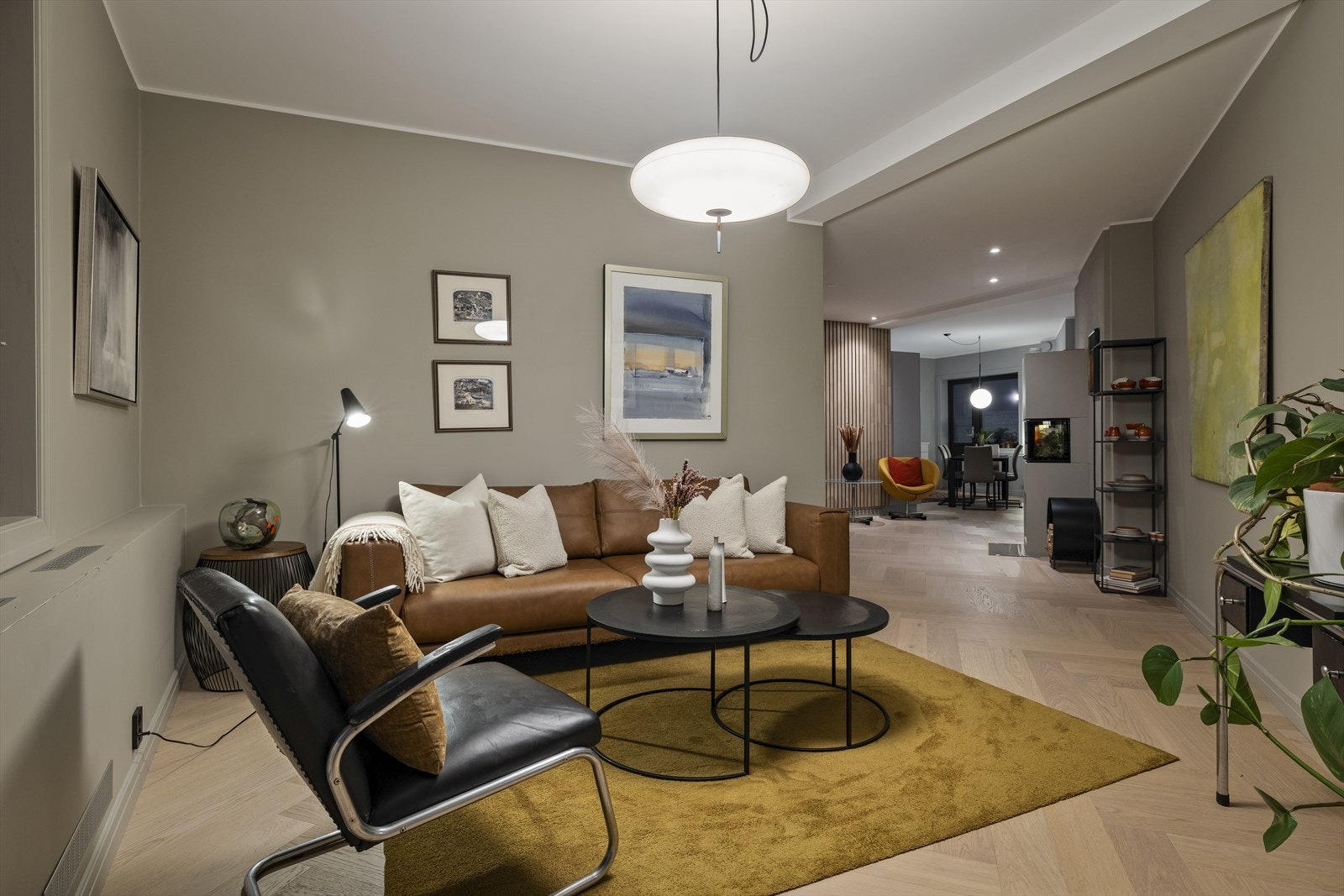 Alle radiatorene i leiligheten er bygget inn. Fra stuen ser man videre inn mot kjøkkenet og spiseplassen. Galleribilde