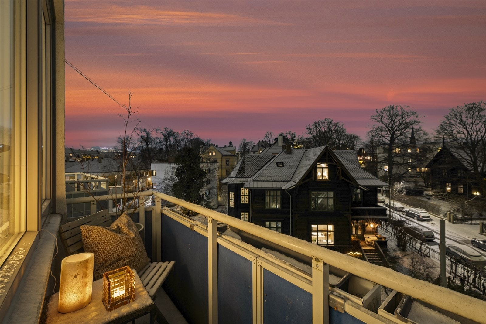 Balkongen med utgang fra tv-stuen/hovedsoverommen har flott utsikt mot Holmenkollen. Galleribilde