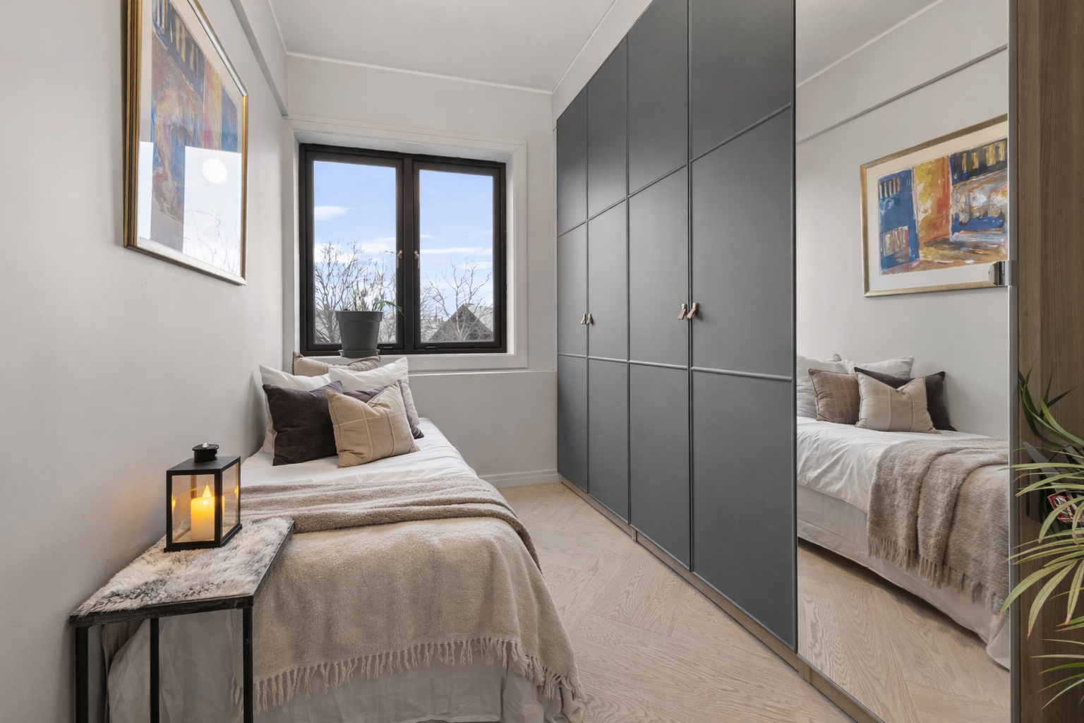 Soverom 2 har plassbygget garderobeskap. Galleribilde