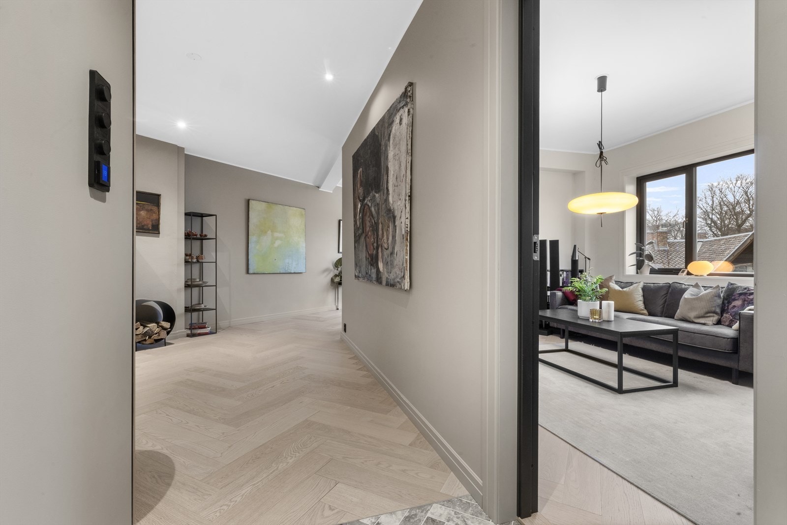 Leiligheten har 3 soverom, i dag blir hovedsoverommet benyttet som tv-stue. Galleribilde