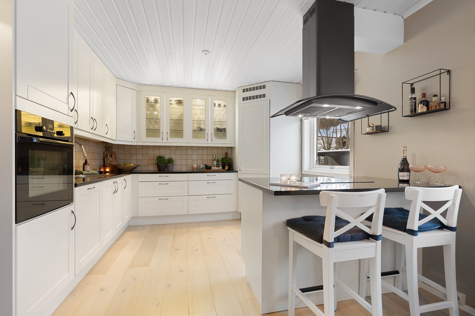 Kjøkkenet inviterer til matlagning og sosialt. Her kan du lage mat mens barna gjør leksene. Galleribilde