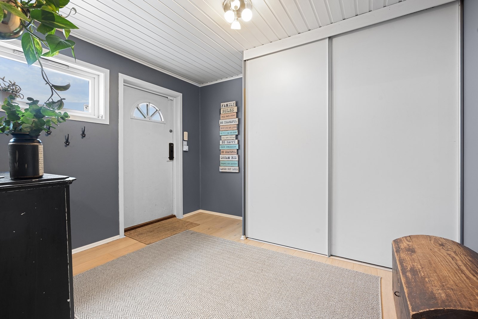 Entreén er romslig og har en praktisk skyvedørsgarderobe for oppbevaring. Naturlig lys inn fra vinduet gjør gangen lysere. Galleribilde