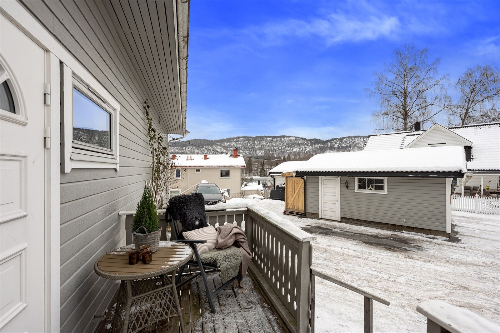 Inngangspartiet er hyggelig med plass til en sittegruppe. Galleribilde