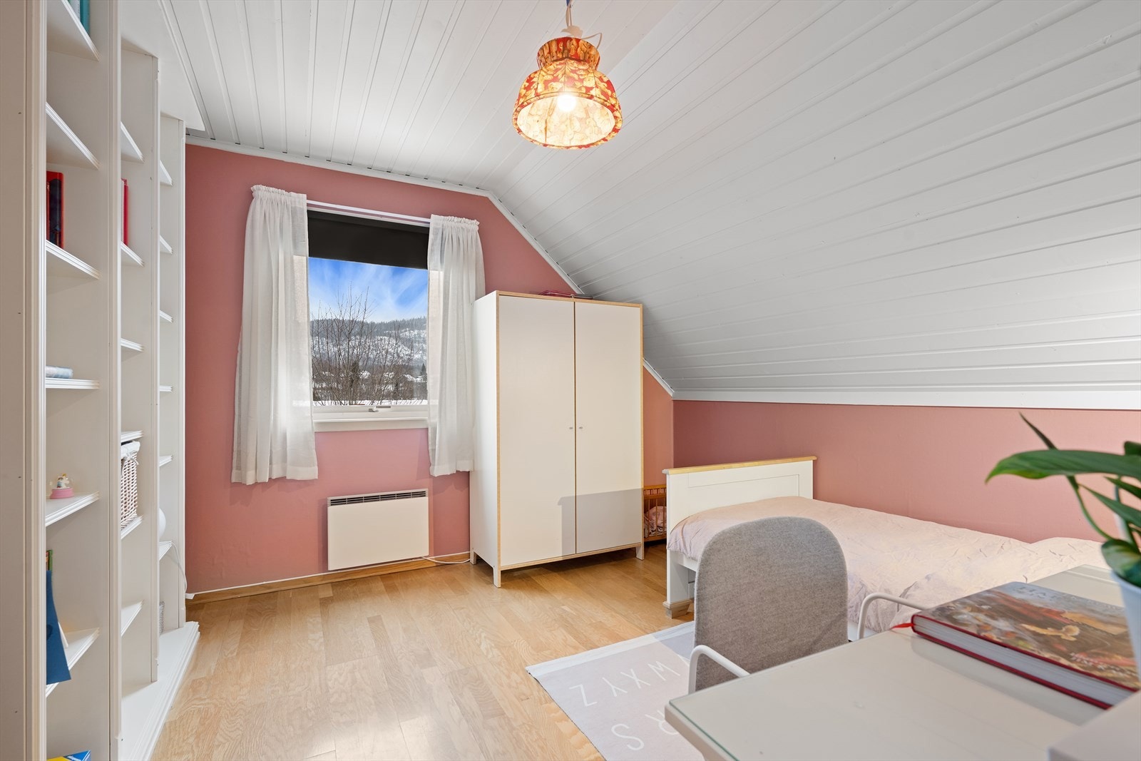 Det tredje soverommet er lyst og romslig, med plass til både stor seng og skap. Galleribilde