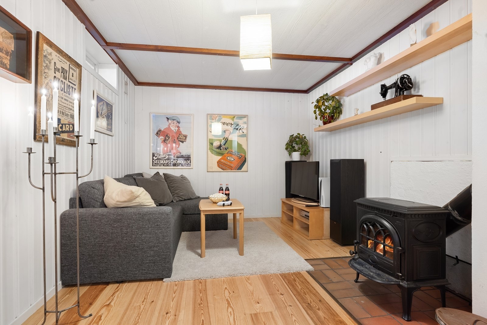 Kjellerstuen er super når barna har med venner hjem, eller som en ekstra stue med peis. Galleribilde
