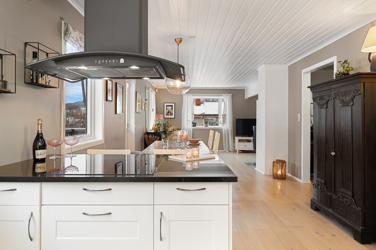 Kjøkkenøy med oversikt over spiseplassen og stuen. Her er det enkelt å være sosial mens du kokkelerer. Galleribilde