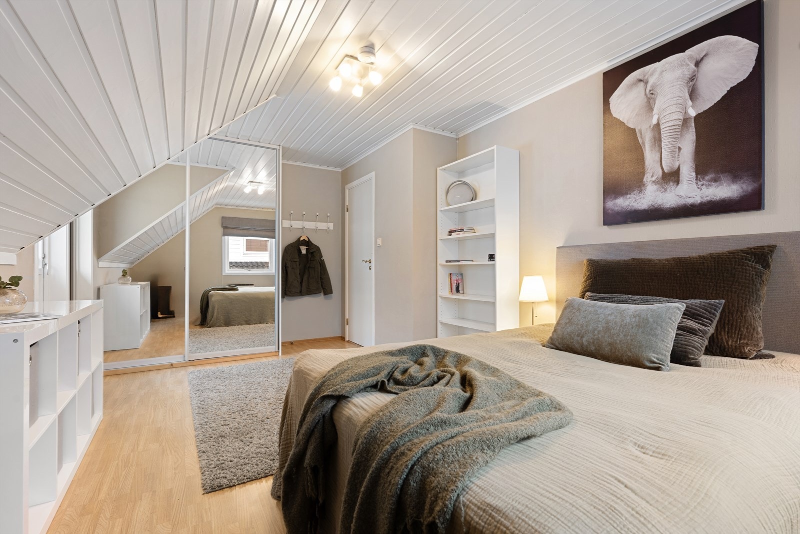 Soverom nr 2 med stor skyvedørsgarderobe med speilfronter. Lyst og pent soverom med utgang til en balkong. Galleribilde