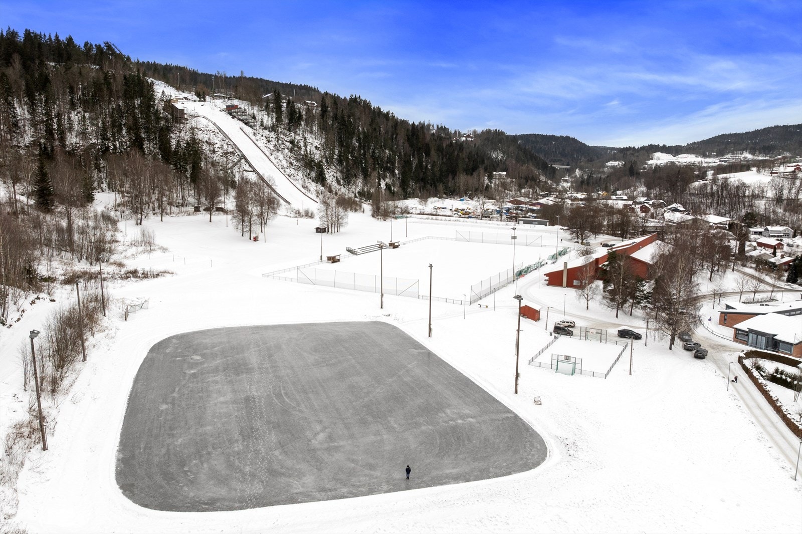 Skui idrettspark, med flere fasiliteter som kunstgressbane, lysløype og fotballbinge. Galleribilde
