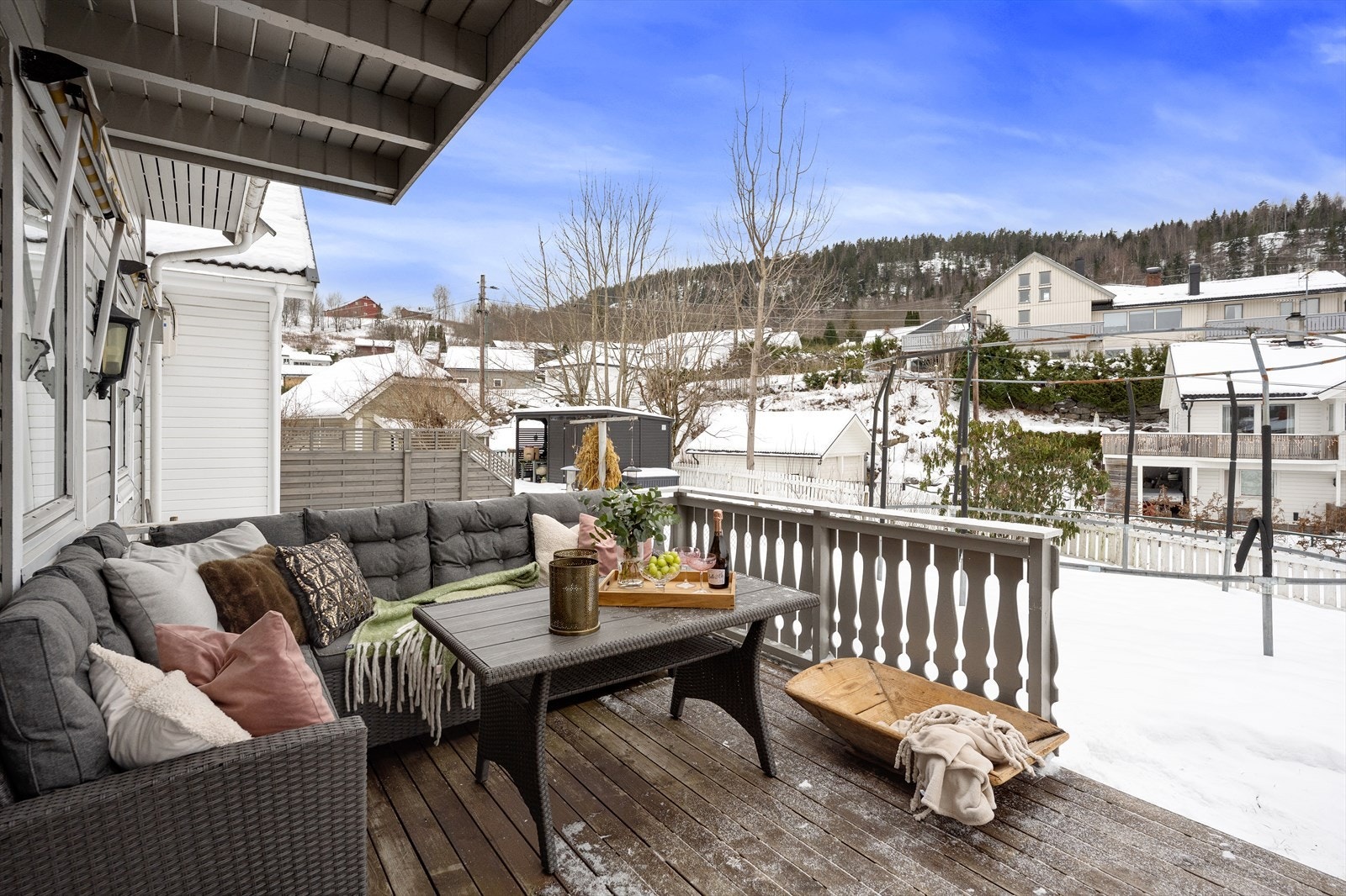 Terrassen har god plass til sittegrupper og leder rett ut til hagen hvor det kan settes opp trampoline. Galleribilde