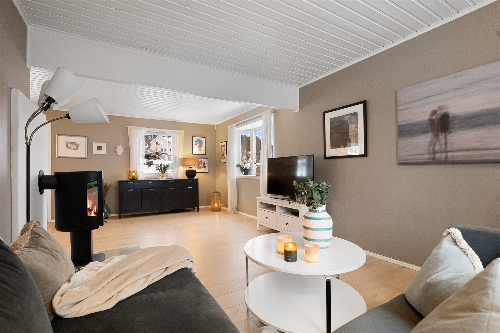 Det er gode møbleringsmuligheter for både sofagruppe og tilhørende møblement da stuen er så romslig. Galleribilde