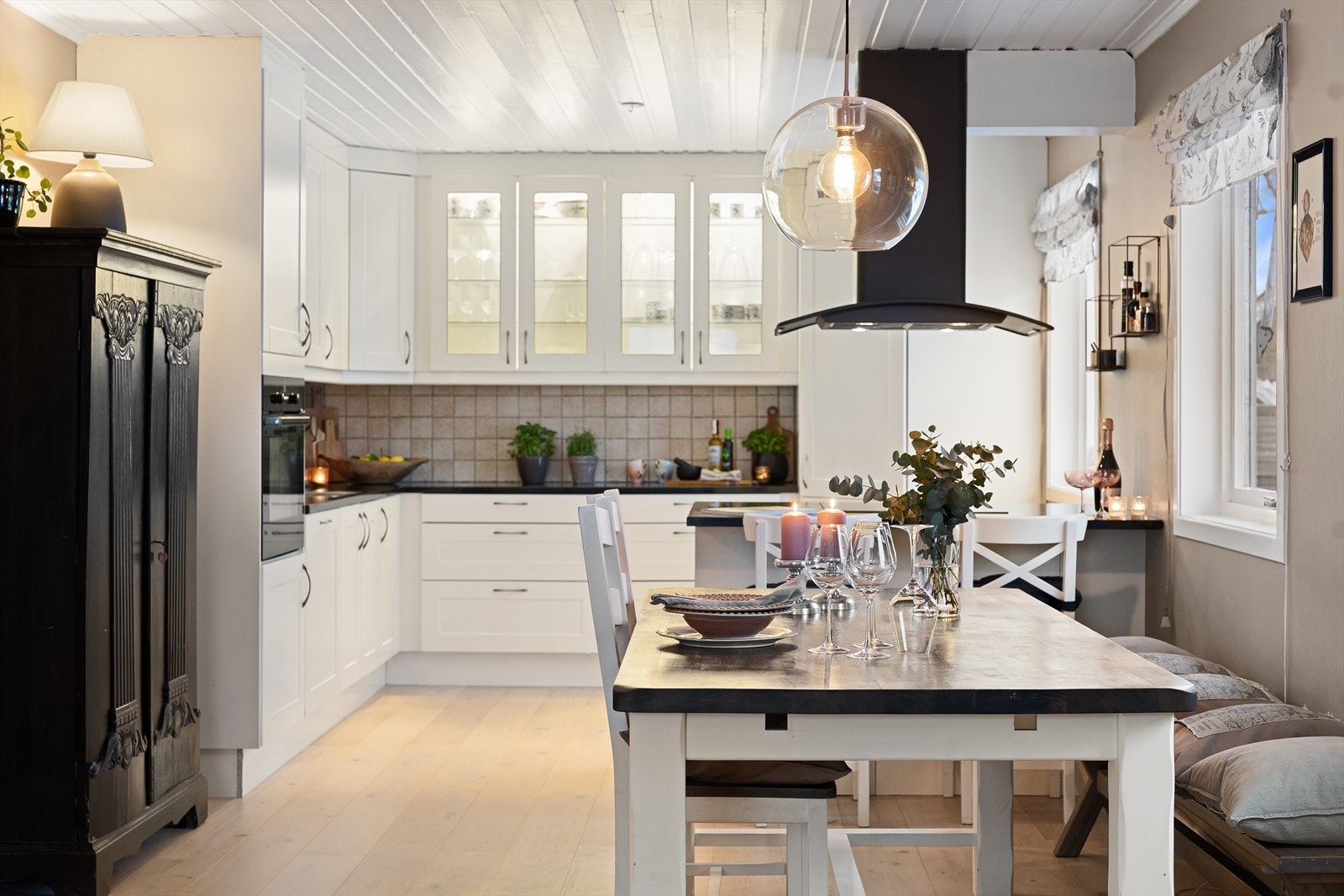 Lyst og pent kjøkken som er åpent mot spisestue og det er utgang til terrasse og hage. Galleribilde