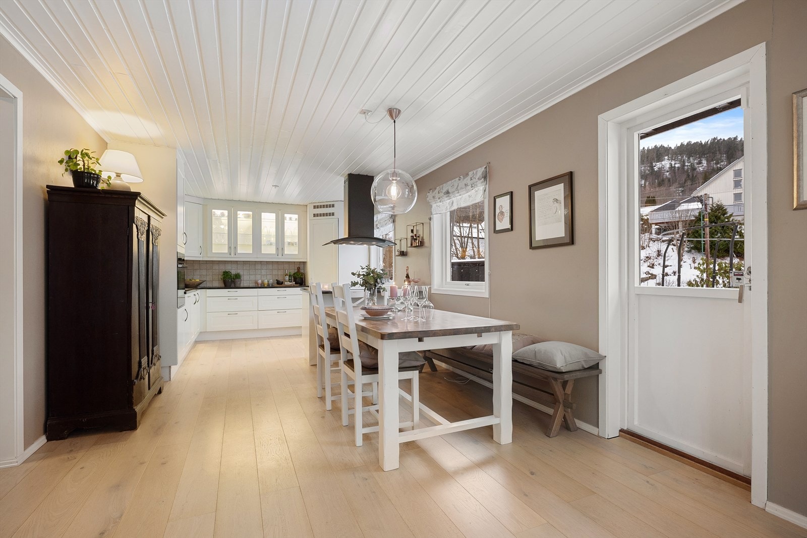 Lyst og åpen med utgang til terrassen. Enkel vei fra kjøkkenet til utegrillen. Galleribilde