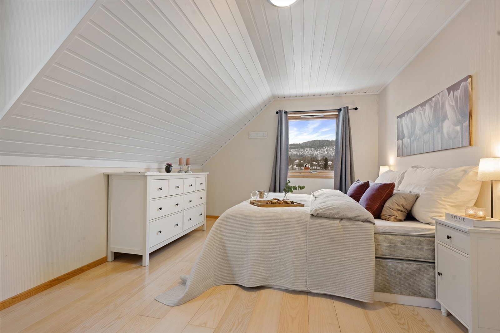 Hovedsoverommet i 2.etg er av god størrelse med plass til en stor seng, tilhørende nattbord, garderobe og utgang til balkong. Galleribilde