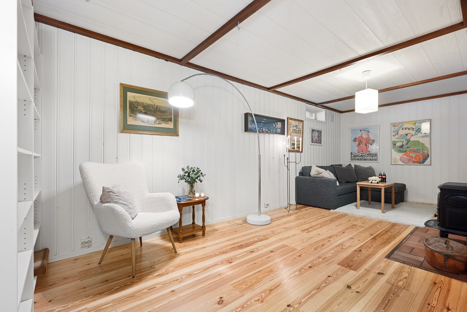 Kjellerstuen er romslig, har peis og inngang til en stor bod. Galleribilde