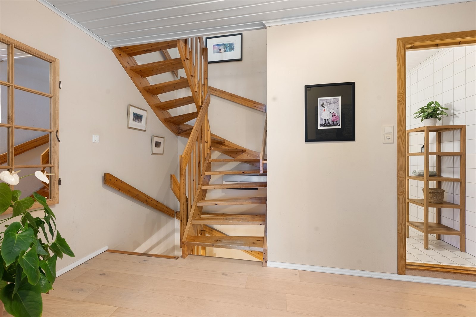 Trappegangen binder huset sammen i alle 3 etasjer og har inngang til et praktisk toalettrom. Galleribilde