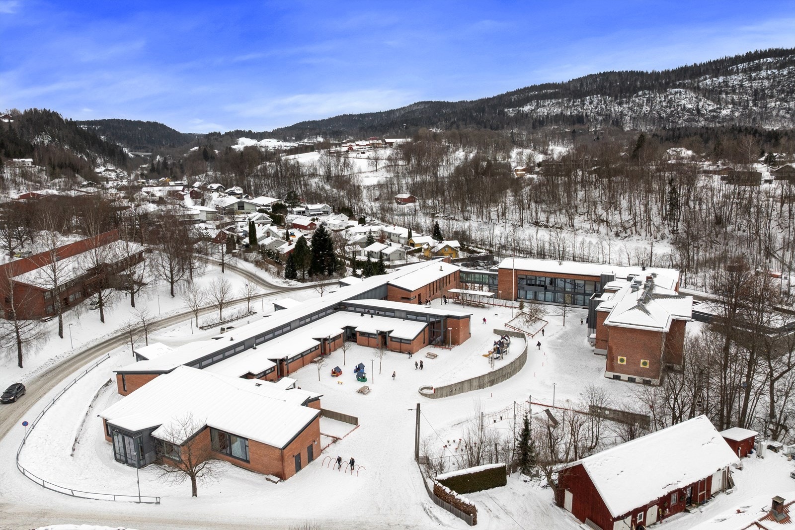 Skui skole ligger rett i nærheten med fem minutters gåavstand. Galleribilde