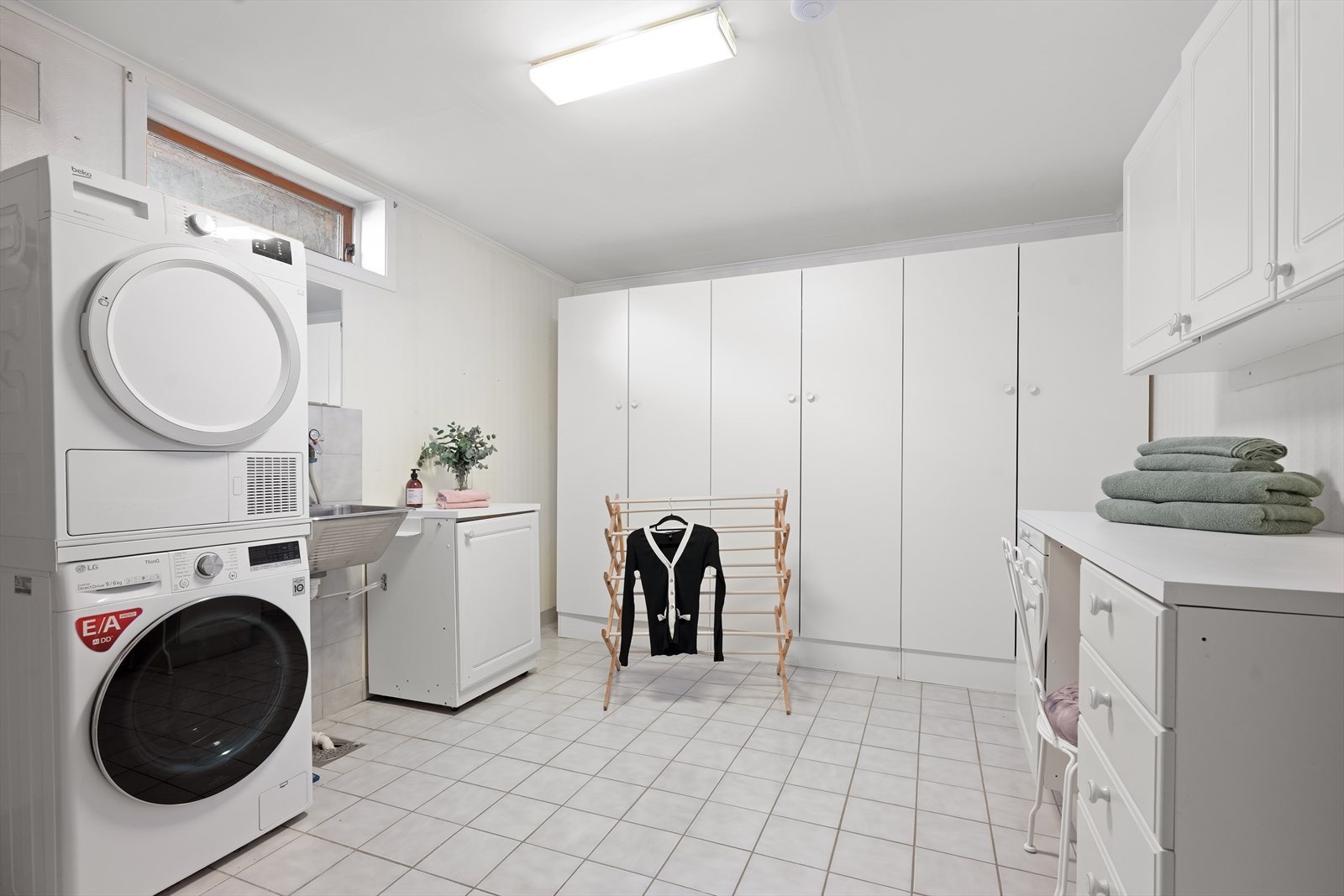 Vaskerommet er svært romslig og har mye oppbevaringsplass. En drøm for en aktivt familie. Fliser med varme i gulvet. Galleribilde