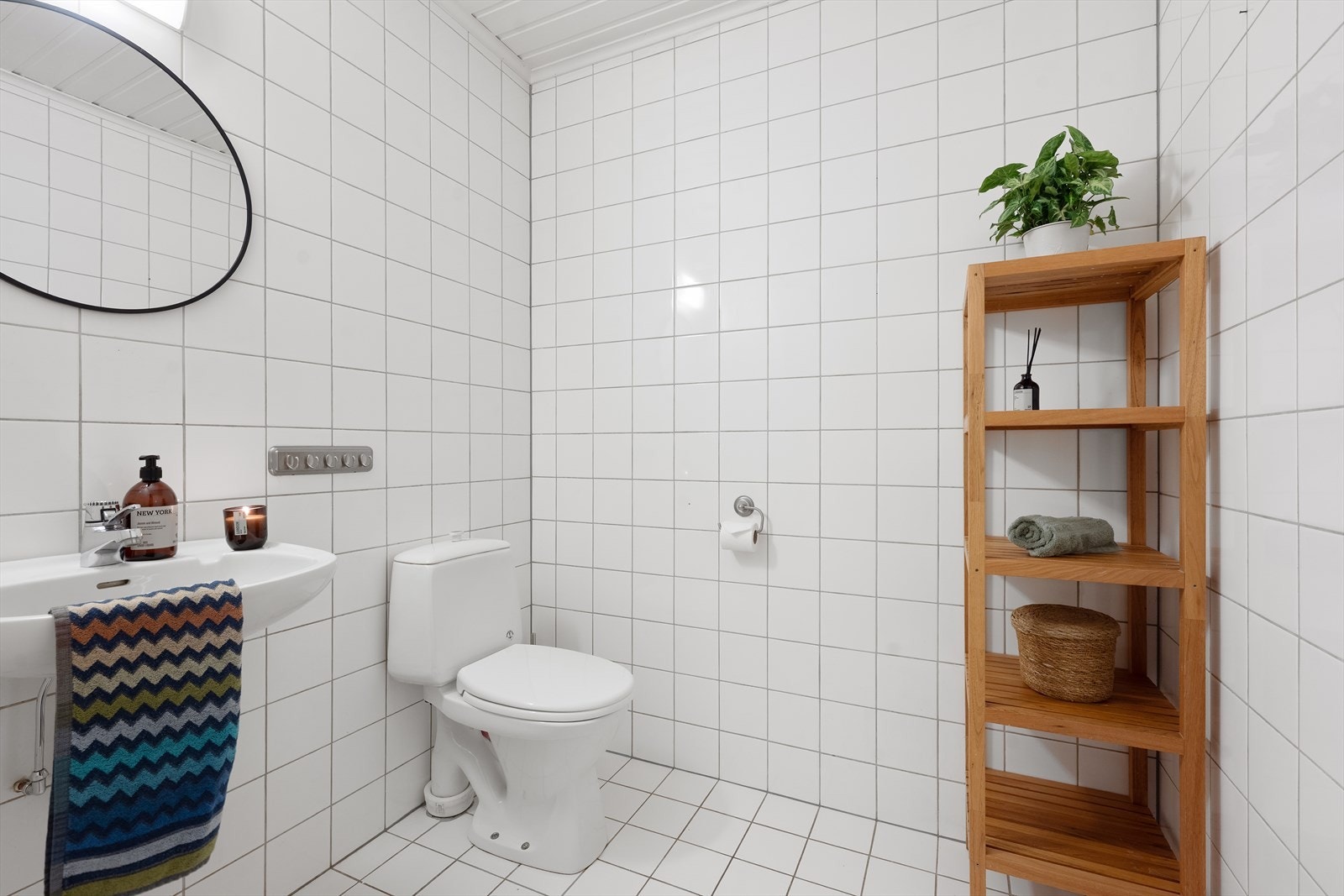 Toalettrom i første etasje er romslig med fliser på gulv med varmekabler. Galleribilde