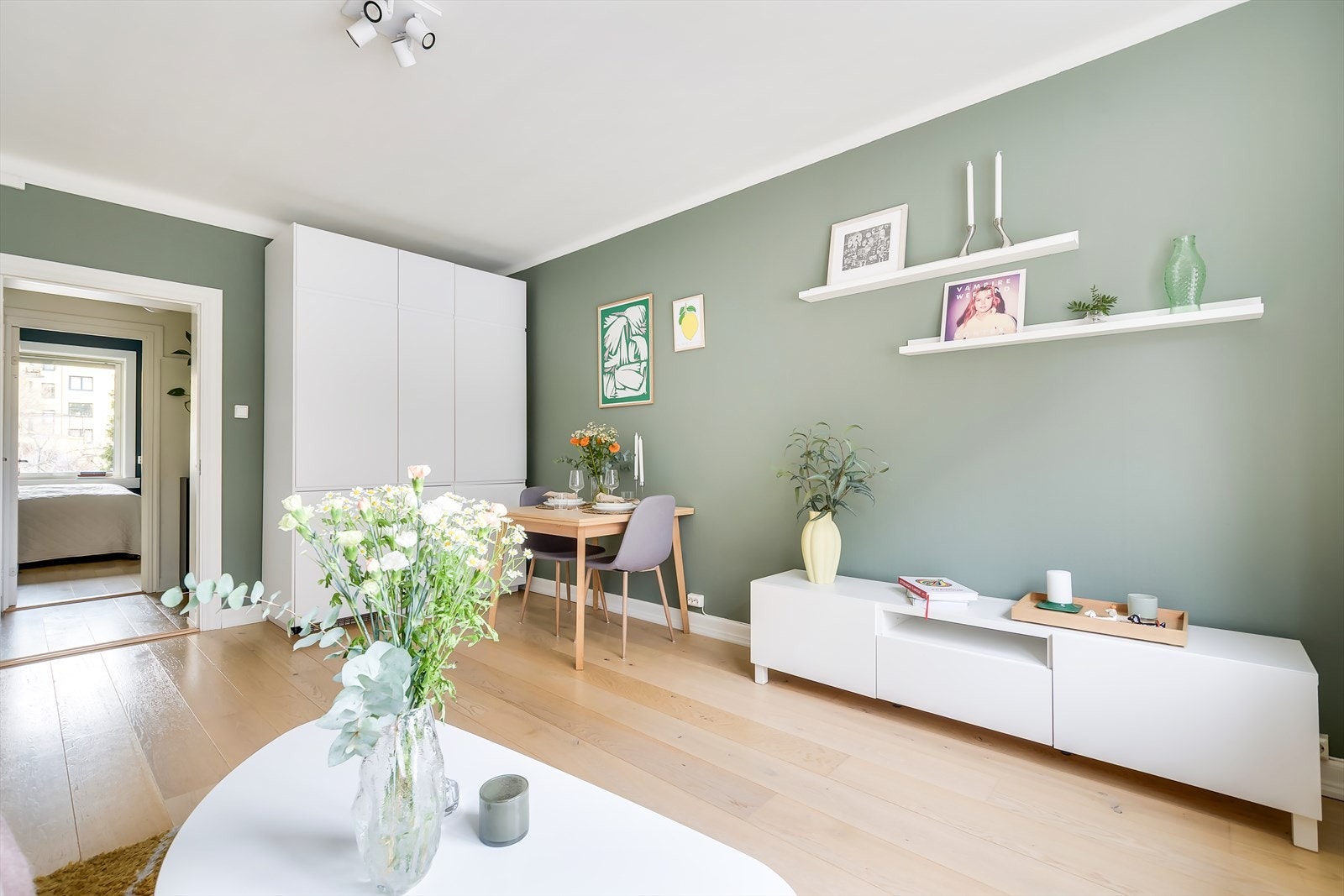 En gjennomgående og lys planløsning. Galleribilde