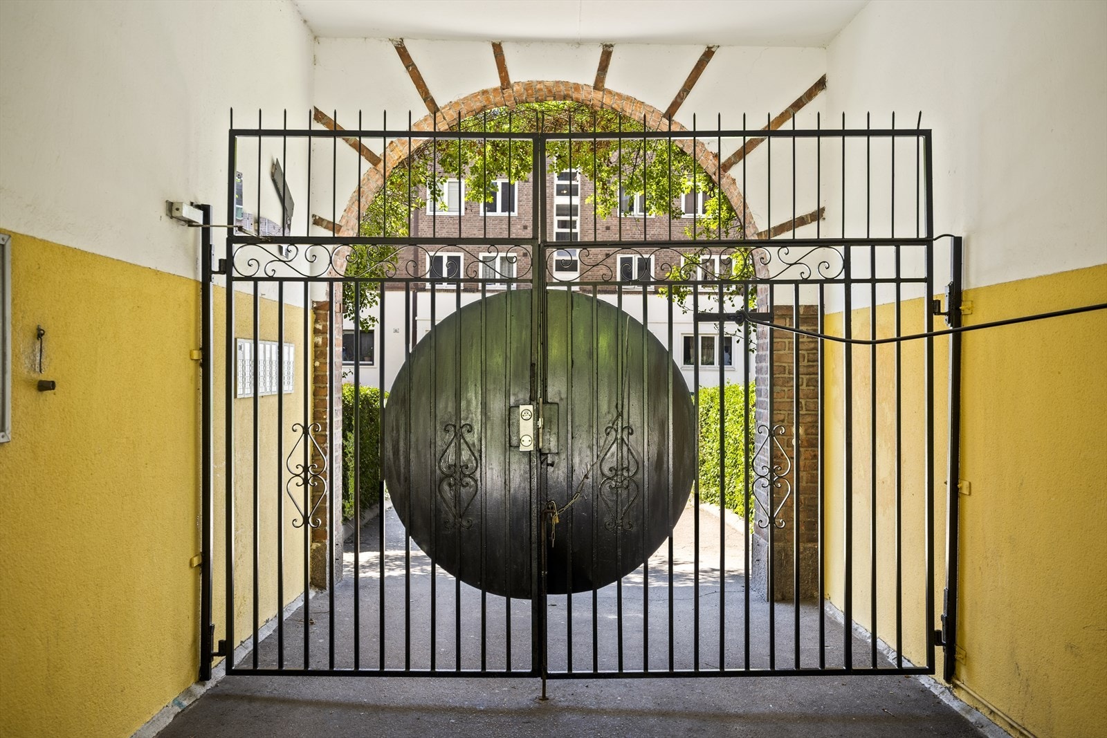 Leiligheten disponerer en kjellerbod på 2 m² og en loftsbod på 4 m² Galleribilde