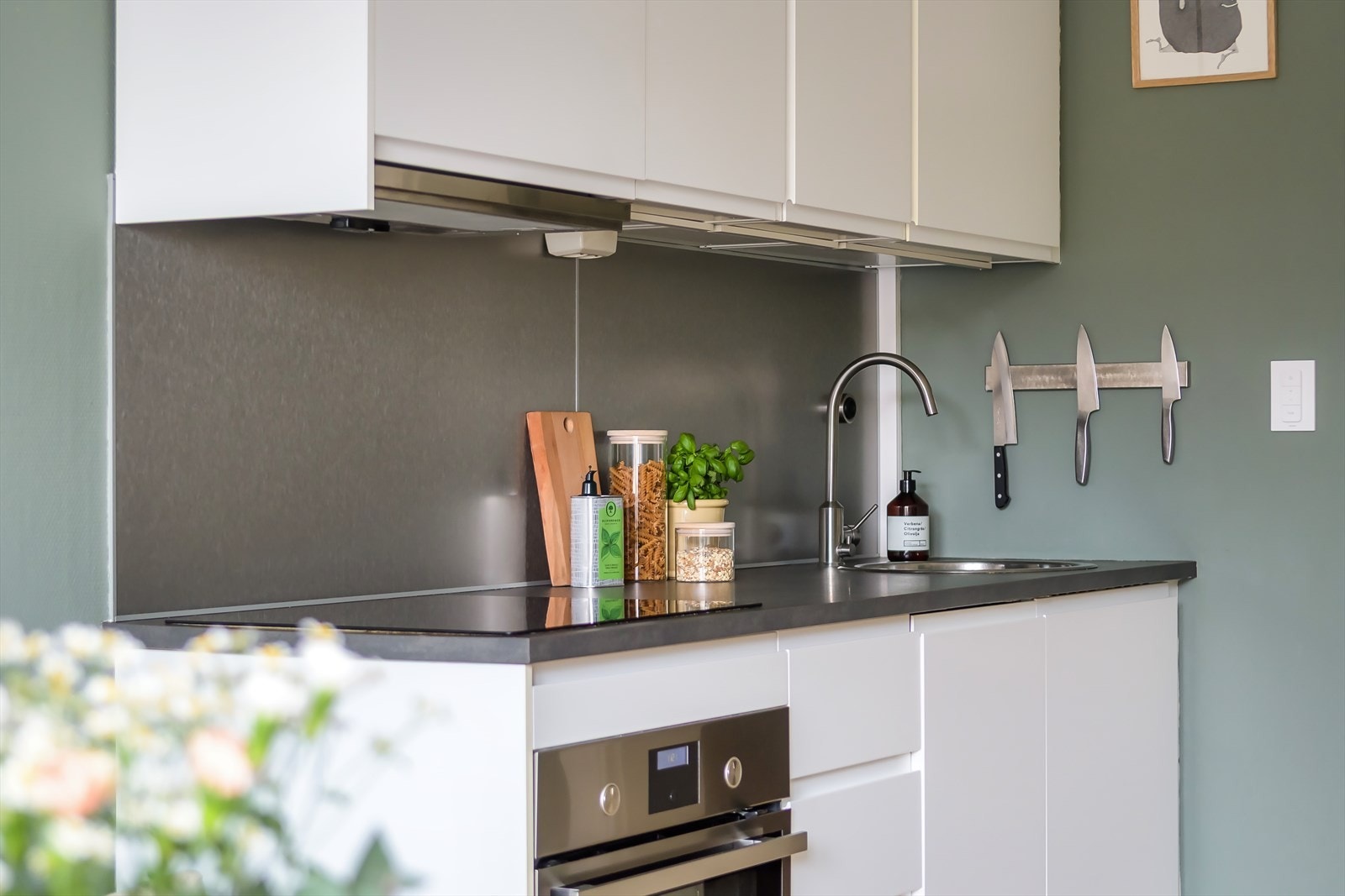 Kjøkkkenet har rikelig med oppbevaringsplass. Galleribilde