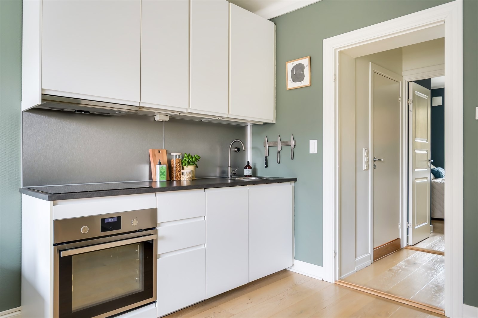 Kjøkkenet har laminat benkeplate og integrererte hvitevarer. Galleribilde