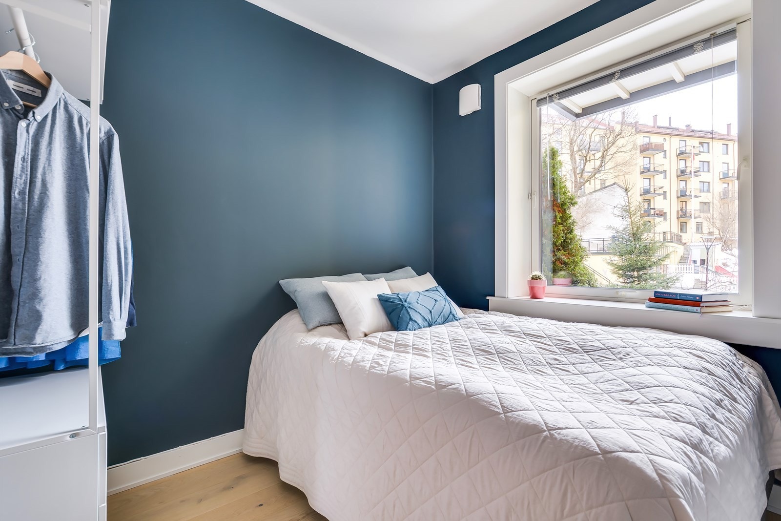 Lunt soverom med plass til dobbeltseng, nattbord og garderobeskap. Galleribilde