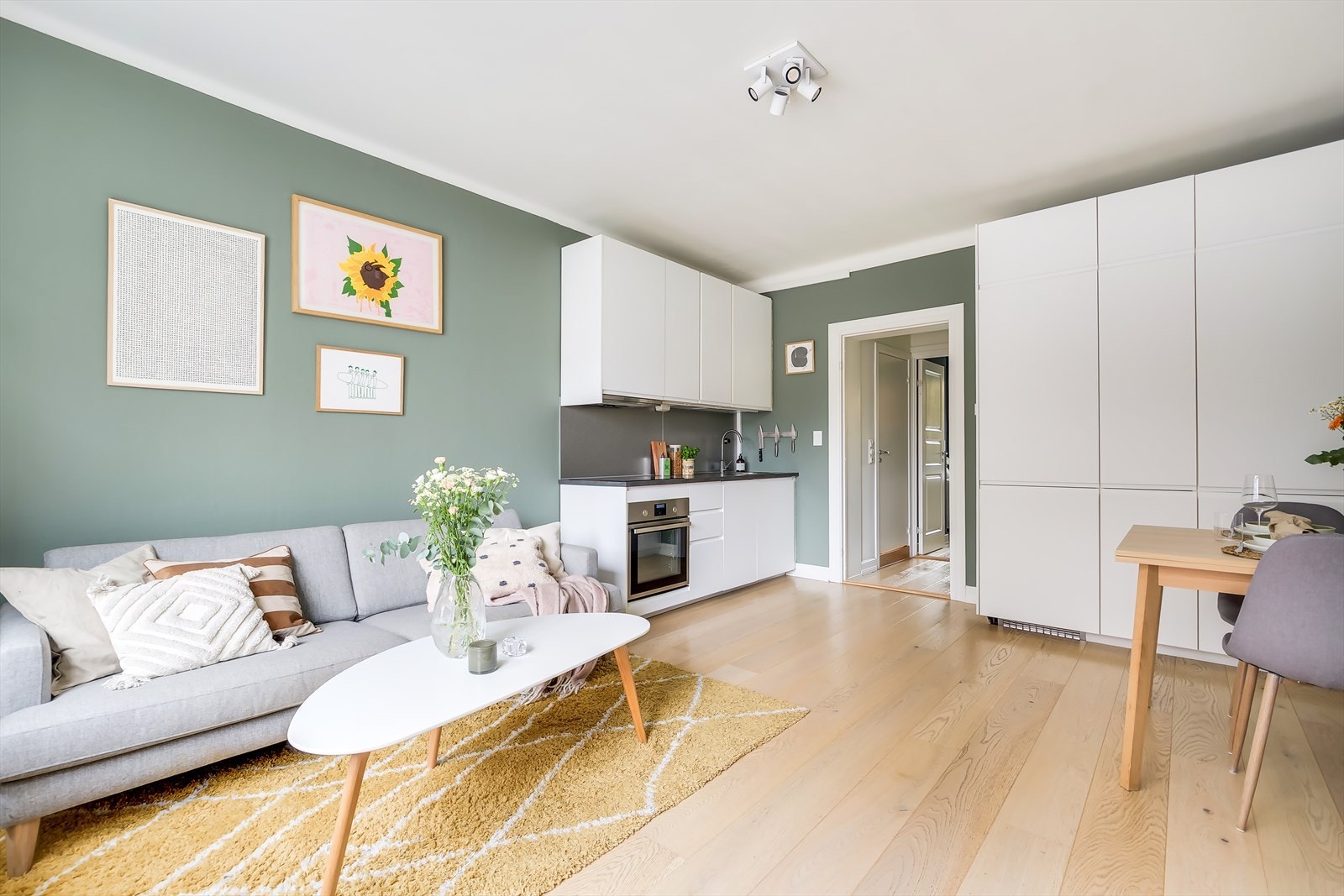 Stuen har god plass til sofagruppe, spisebord og TV-møblement. Galleribilde