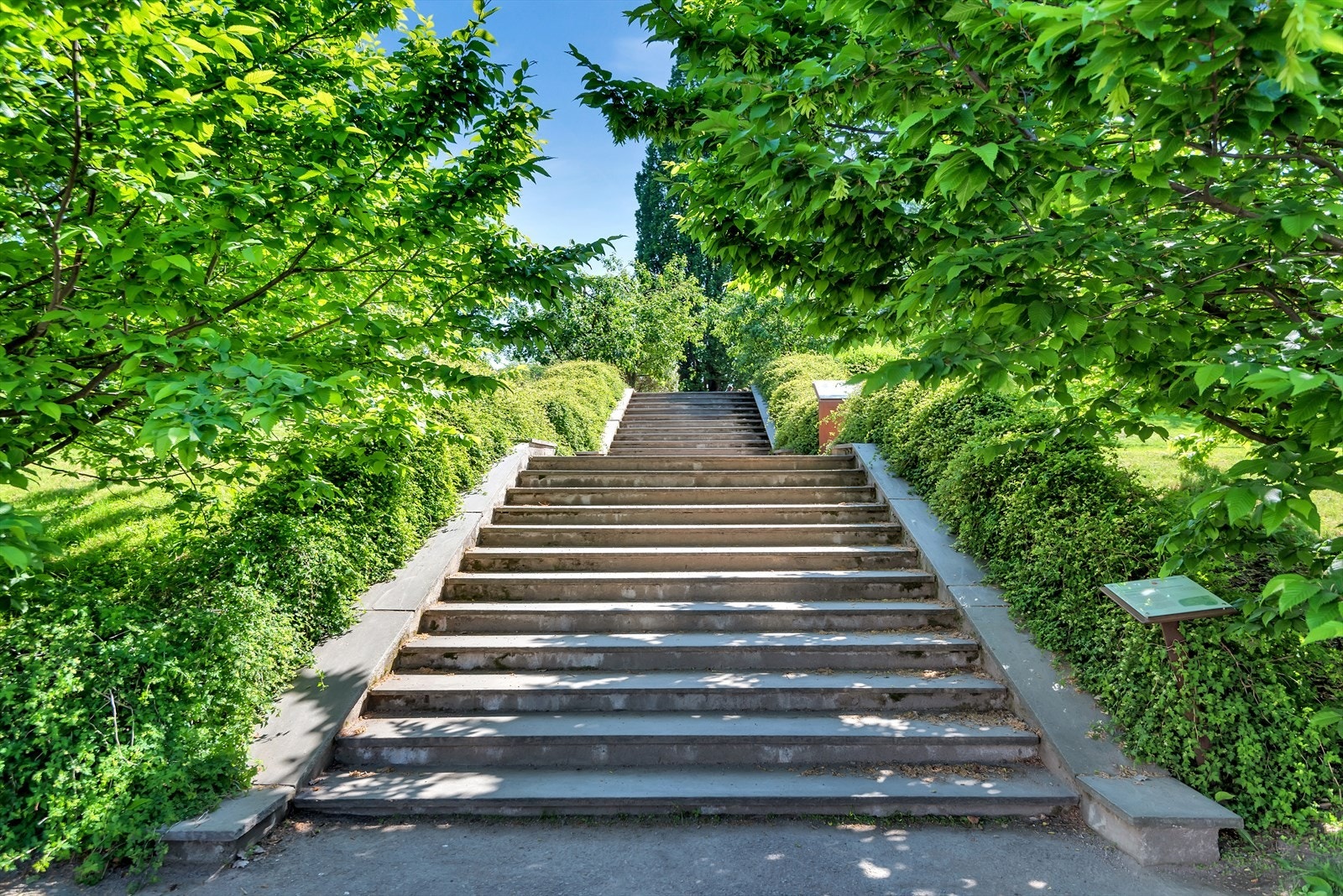 Leiligheten ligger i umiddelbar nærhet til flere flotte parker og grøntområder, bl.a. Botanisk hage, Kampen park og Tøyenparken Galleribilde