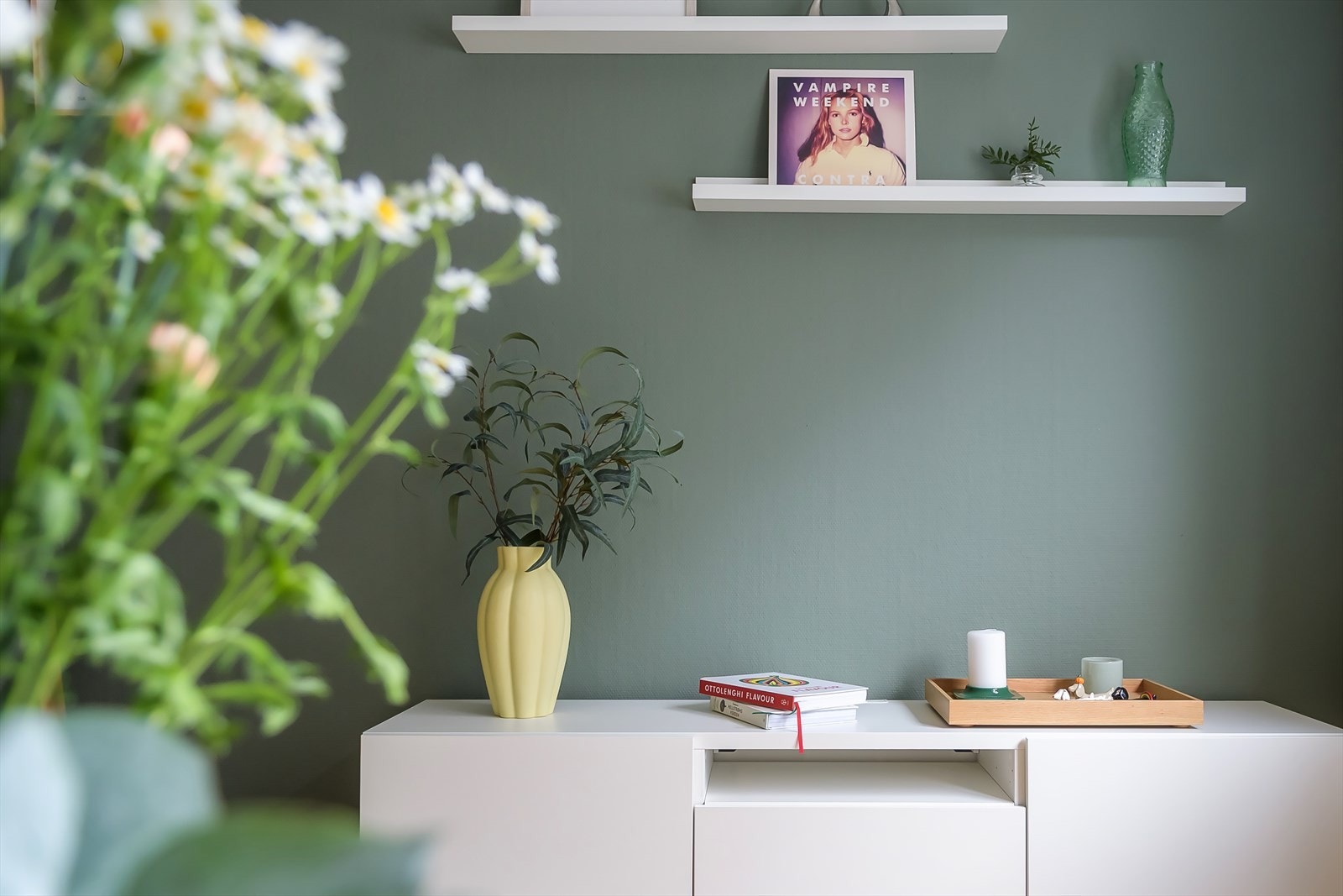 Veggene er malt i en lun og behagelig grønntone. Galleribilde