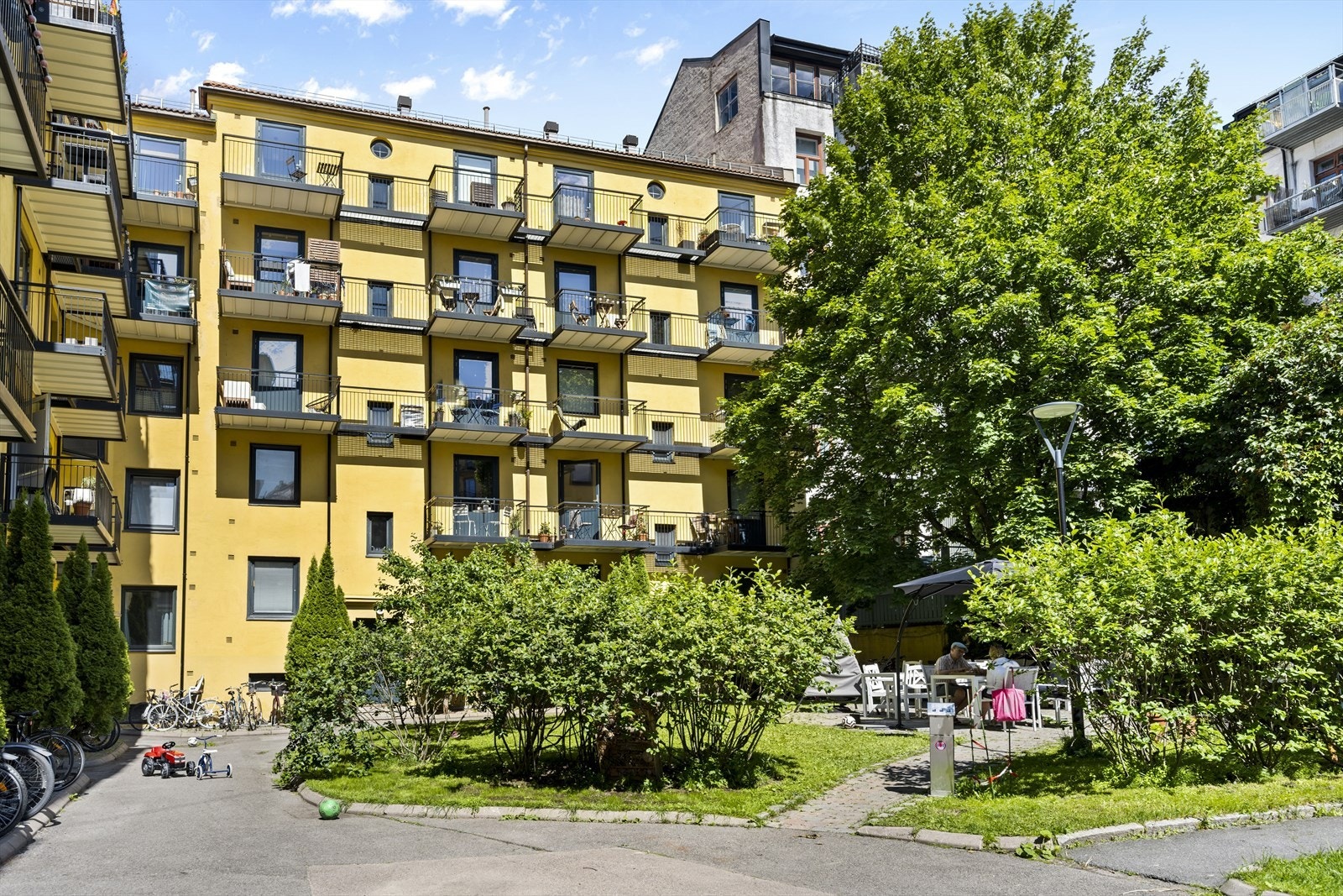 Aksjelaget har en fantastisk bakgård med beplantning, blomster og sittegrupper. Galleribilde