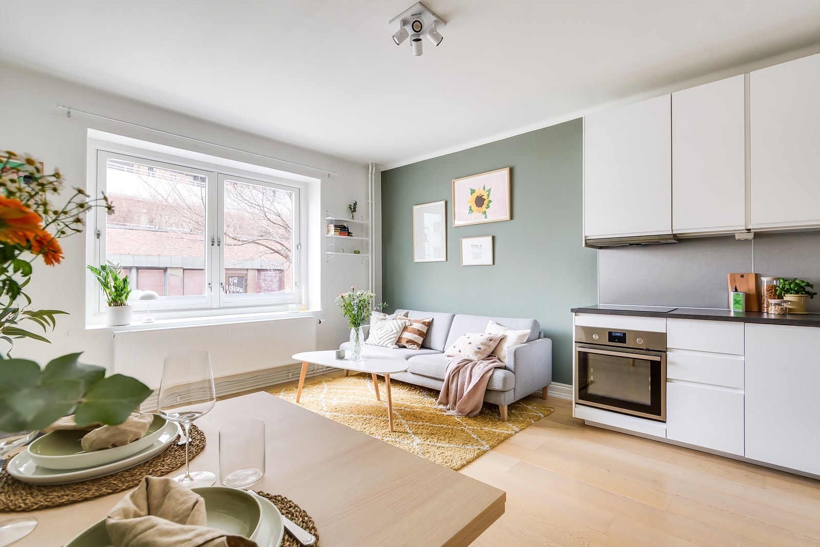 En praktisk planløsning bestående av åpen/stue kjøkken, soverom og et flislagt bad. Galleribilde