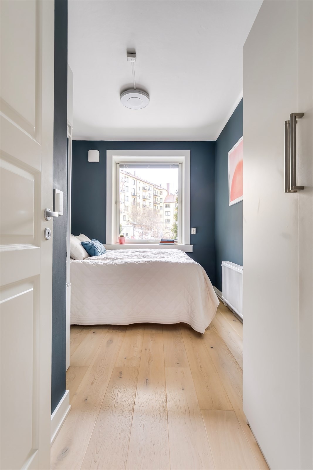 Rommet er malt i en behagelig blåfarge og er belagt med en-stavsparkett. Galleribilde