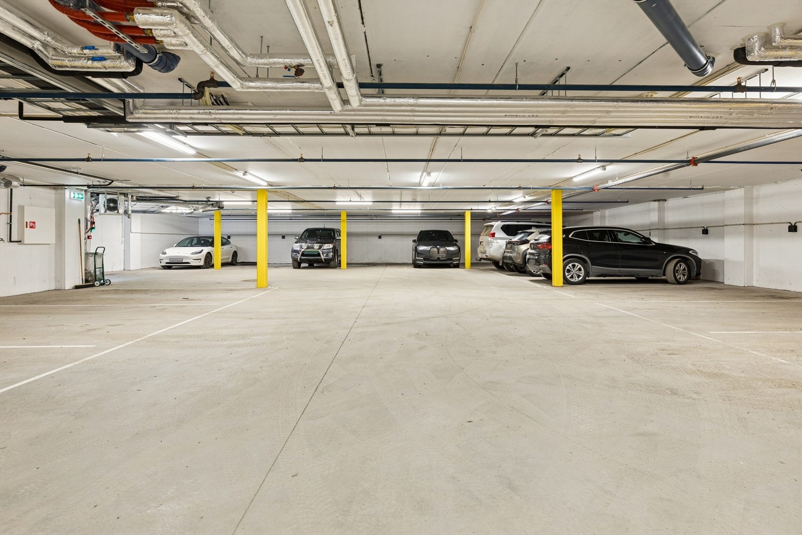 Parkeringsplass på ca. 12 m² i p-kjelleren. Det er varmekabler i nedkjøringen. Felles sykkelbod, og elbilladere. Galleribilde