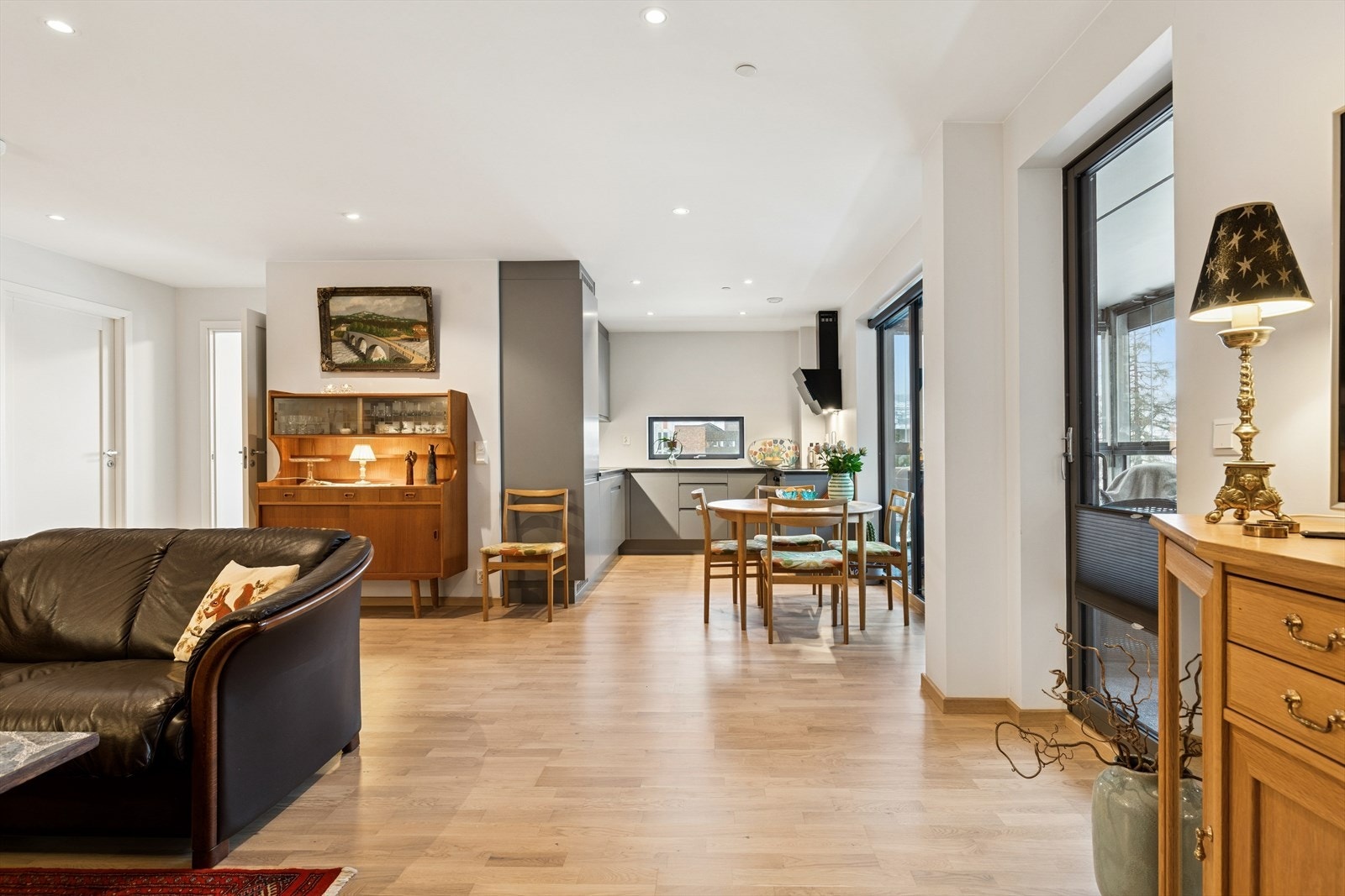 Det er vannbåren gulvvarme tilknyttet fjernvarmeanlegg i alle rom. A-konto beløp inkludert i fellesutgiftene. Galleribilde