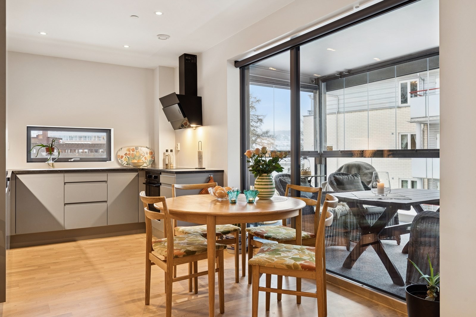 Spiseplass i overgangen mellom kjøkkenet og stuen. Galleribilde